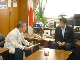 写真。石原御前崎市長一行と会談。